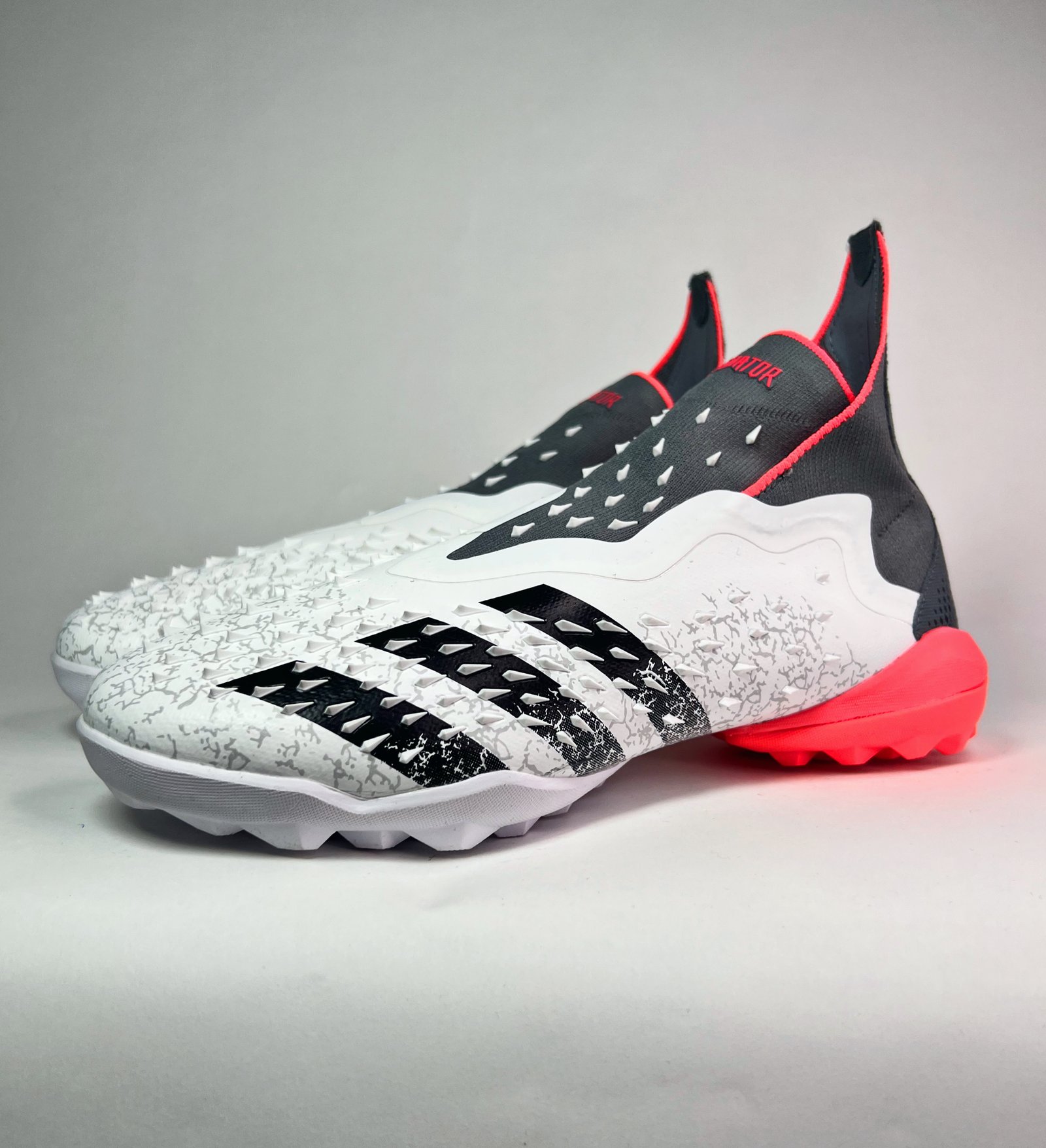 Predator Freak LL Turfs - White&gray