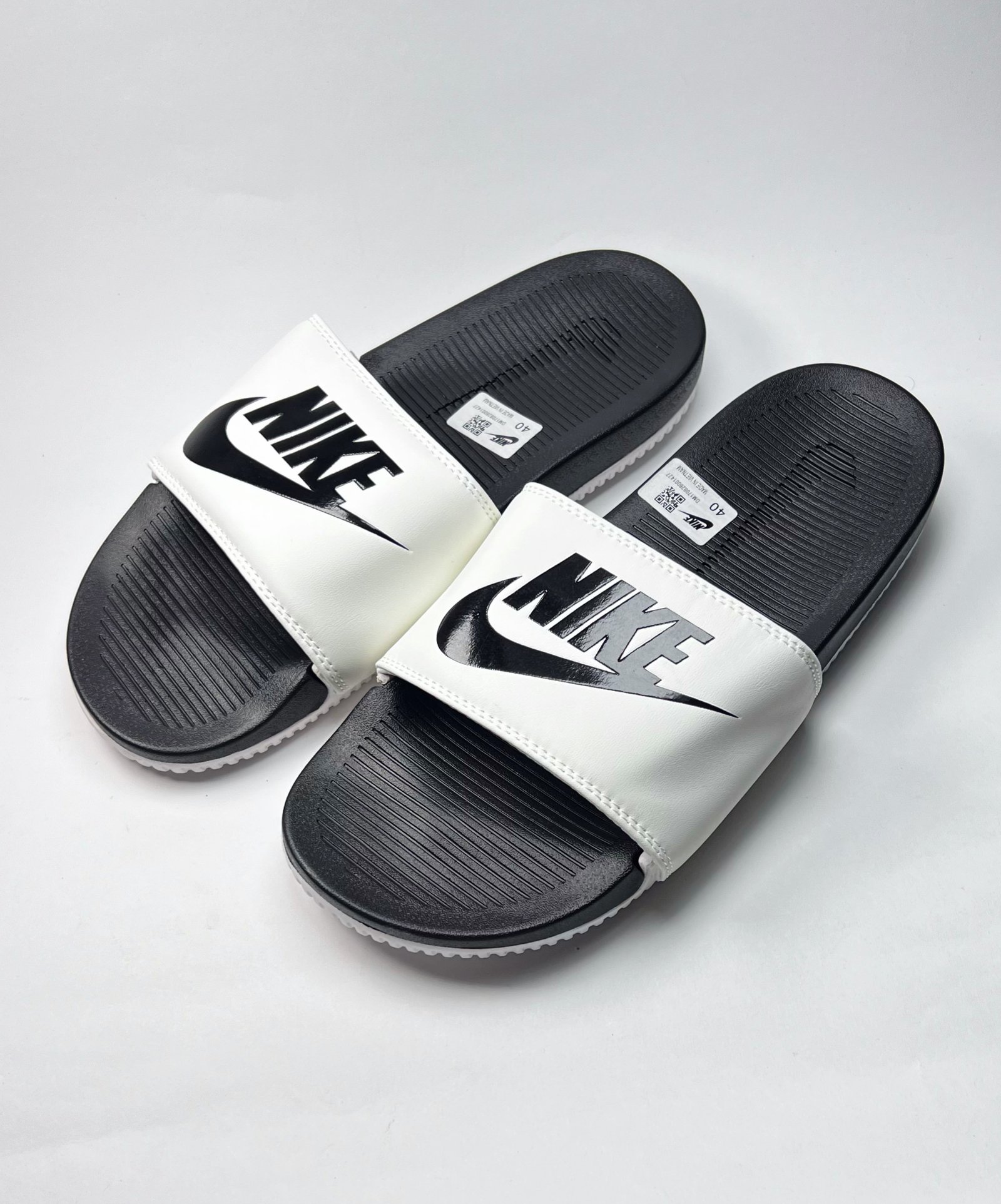 Nike slippers - White 