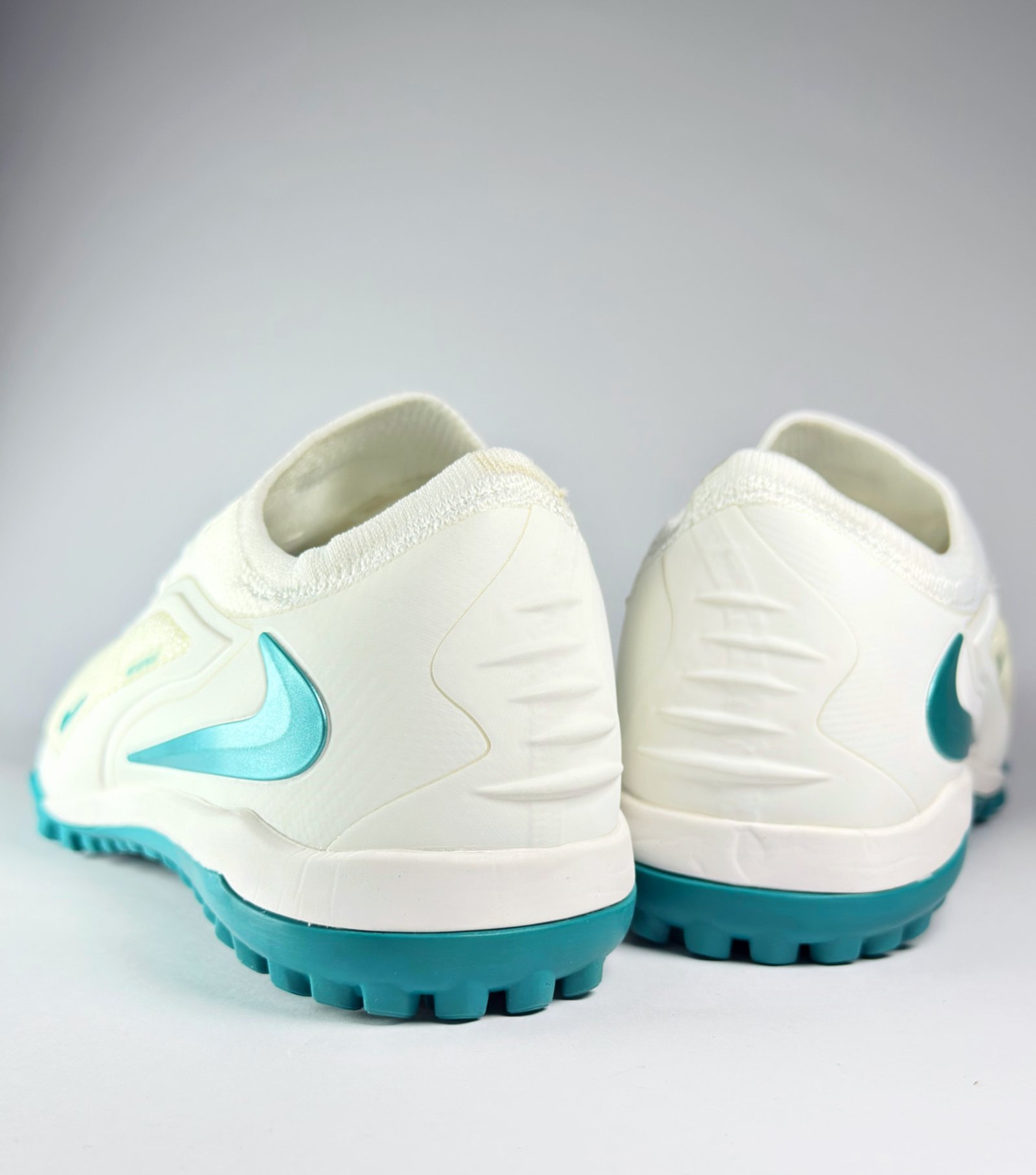 Phantom 6 Low Turf - White and turquoise   